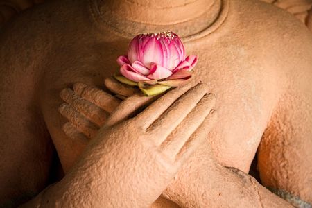 Lotus dans la main de sandstone Buddha.